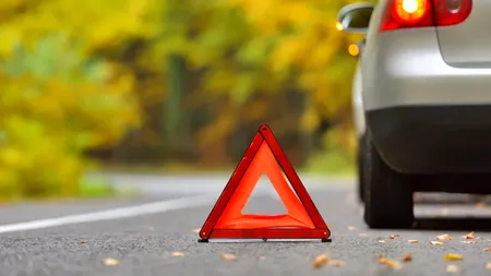 Se schimbă legea! Noi categorii de VEHICULE obligate să aibă triunghiuri reflectorizante, trusa de prim-ajutor şi extinctor