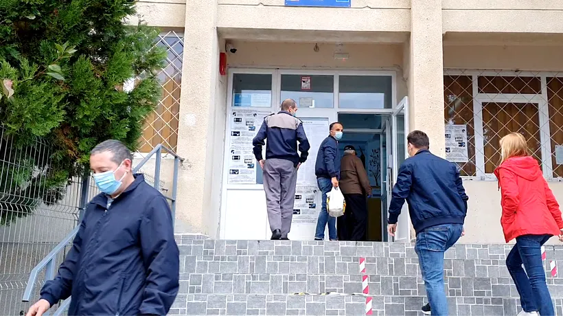 ALEGERI LOCALE 2020. Primar PNL, filmat în timp ce le arată alegătorilor cum să voteze! A fost dat în gât chiar de partenerii din USR! - VIDEO demențial cu  edilul din Șeica Mare, Sibiu!