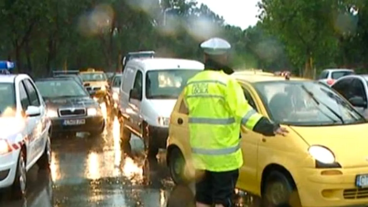 Imaginea zilei. Polițistul care a dirijat circulația desculț