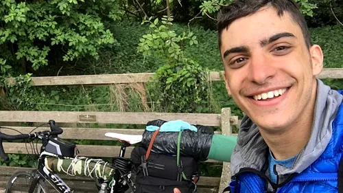 Povestea unui tânăr care a mers 3.500 de kilometri cu bicicleta pentru a se întoarce acasă, după ce toate zborurile au fost anulate din cauza pandemiei
