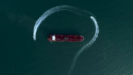 IRANUL capturează un petrolier operat de Emiratele Arabe Unite în Golful Persic. Încărcătura vasului era marfă de CONTRABANDĂ