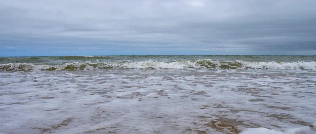 Franța închide PLAJELE din nord-vestul țării. O BACTERIE periculoasă plutește în apele din Marea Mânecii