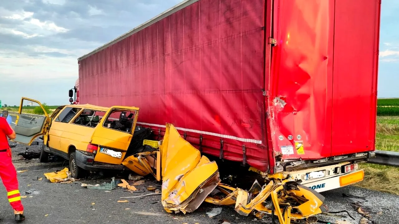 Un șofer a scăpat ca prin minune după ce a intrat cu microbuzul sub roțile unui TIR care staționa pe banda de urgență, pe Autostrada Vestului