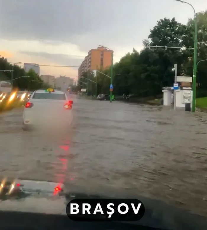 Ploile torențiale au inundat garaje și au doborât arbori în Brașov. Furtuna cu grindină a făcut prăpăd și în Bihor