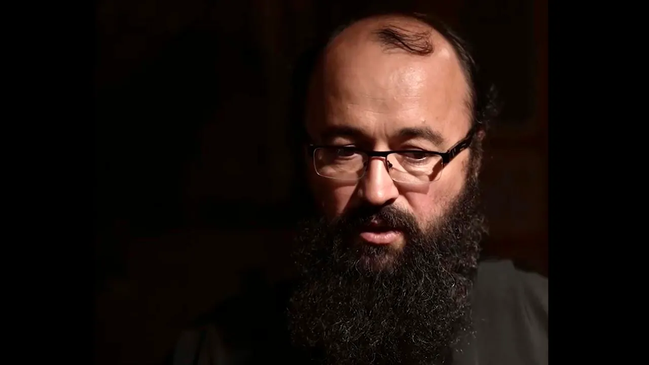 Preotul Visarion Alexa se confruntă cu noi acuzații de agresiune sexuală. Mesajul transmis de victimă: „Am mers la Biserică să vorbim și m-a sărutat în colțul gurii, fără voia mea”