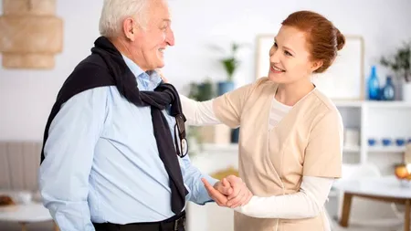 Ce a pățit un pensionar italian după ce a angajat o BADANTĂ româncă. Fiicele bătrânului au filmat-o pe ascuns