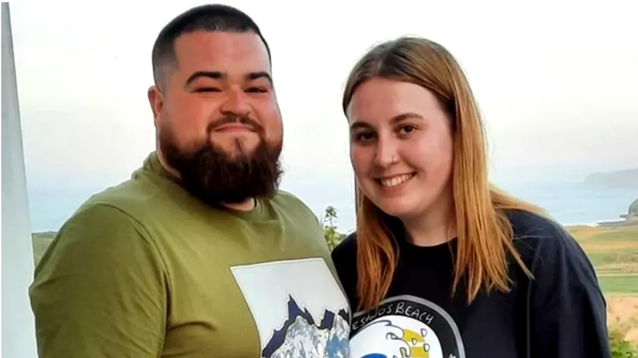 Un detaliu dintr-o fotografie de familie le-a schimbat viața la 180 de grade / Decizia RADICALĂ pe care au luat-o acești doi tineri