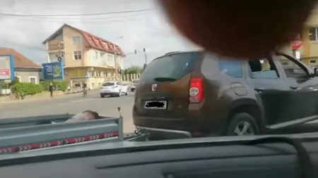 VIDEO | Caz bizar în trafic la Cluj. Un tânăr legat la mâini, transportat într-o remorcă prin oraș