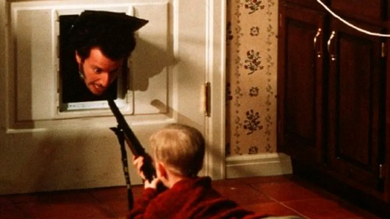 Un bărbat a spart geamul unei case, a pătruns în interior, a mâncat, a consumat alcool și a adormit buștean pe canapea