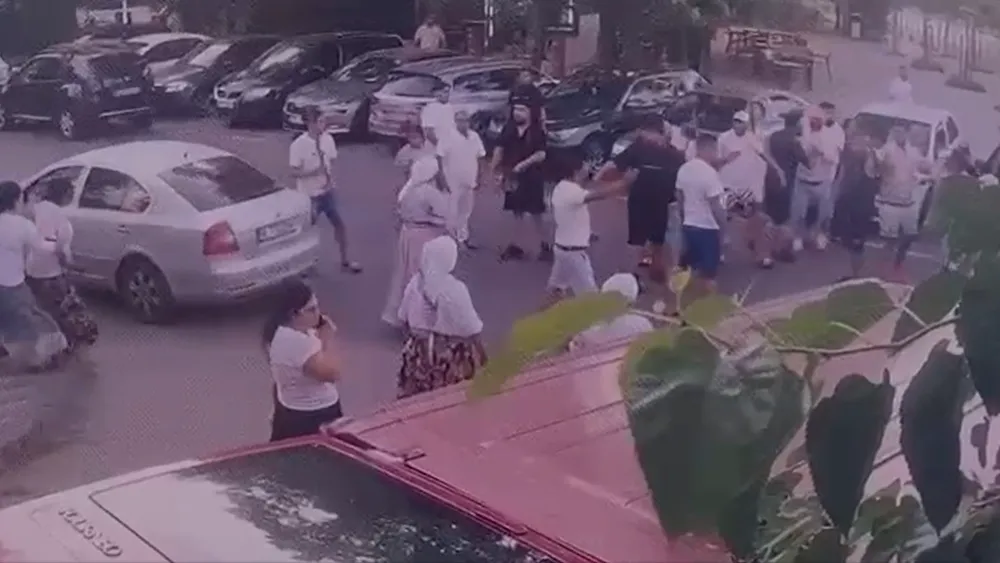 Imagini HALUCINANTE în fața Spitalului Universitar din București. Bătaie cu cuțite între două familii. Șase persoane arestate, alte 18 sancționate