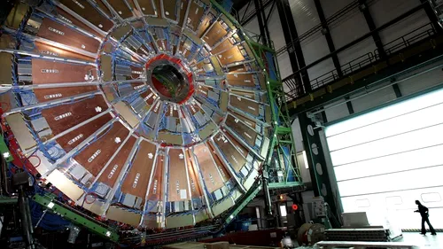 Acceleratorul LHC reia coliziunile de particule, în căutarea materiei întunecate