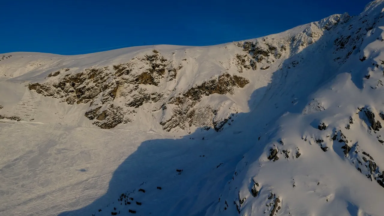Avalanșă în Austria. Cel puțin zece persoane au rămas blocate sub zăpadă