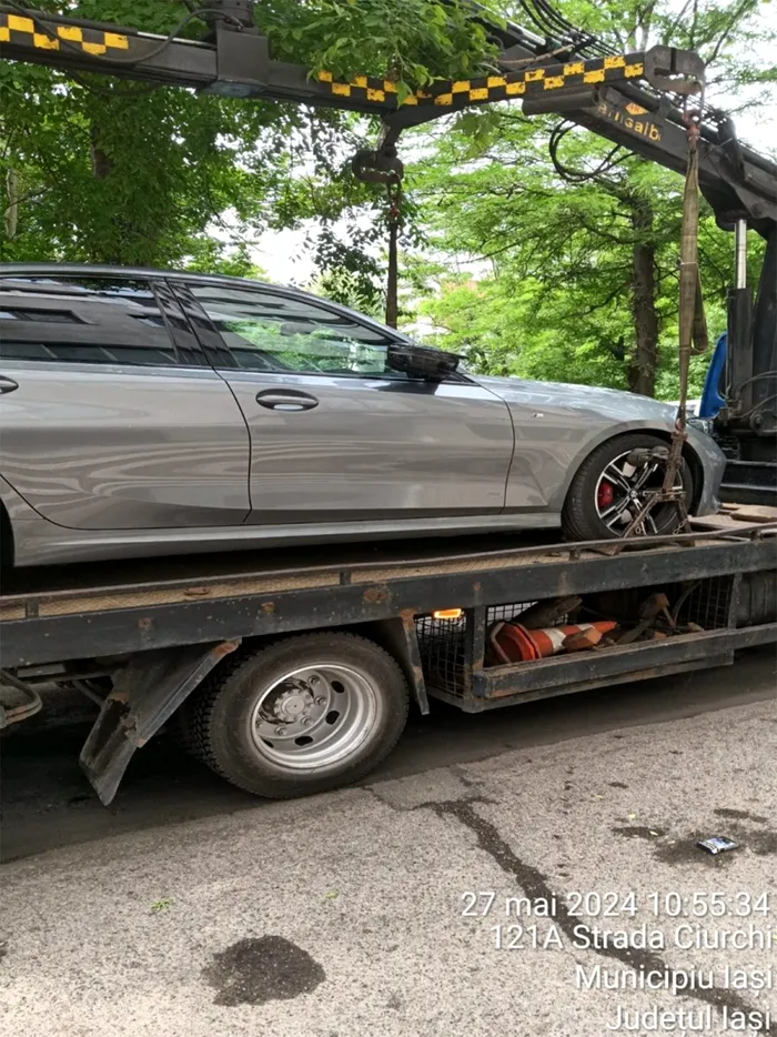 Ce a pățit un șofer din Iași, după ce și-a parcat BMW-ul în fața scării, blocând intrarea în bloc / Sursa foto: BZI