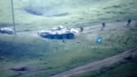 VIDEO | Soldați ruși, filmați când își abandonează tancurile și o iau la fugă pe câmp, după un atac al ucrainenilor. Imaginile au devenit virale