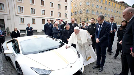 Vrei să câștigi LAMBORGHINI-ul binecuvântat de Papa Francisc cu o donație de doar 10 DOLARI? Banii vor fi direcționați către CAUZE UMANITARE