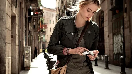 Smartphone-ul Galaxy S4 zoom a fost lansat oficial în România