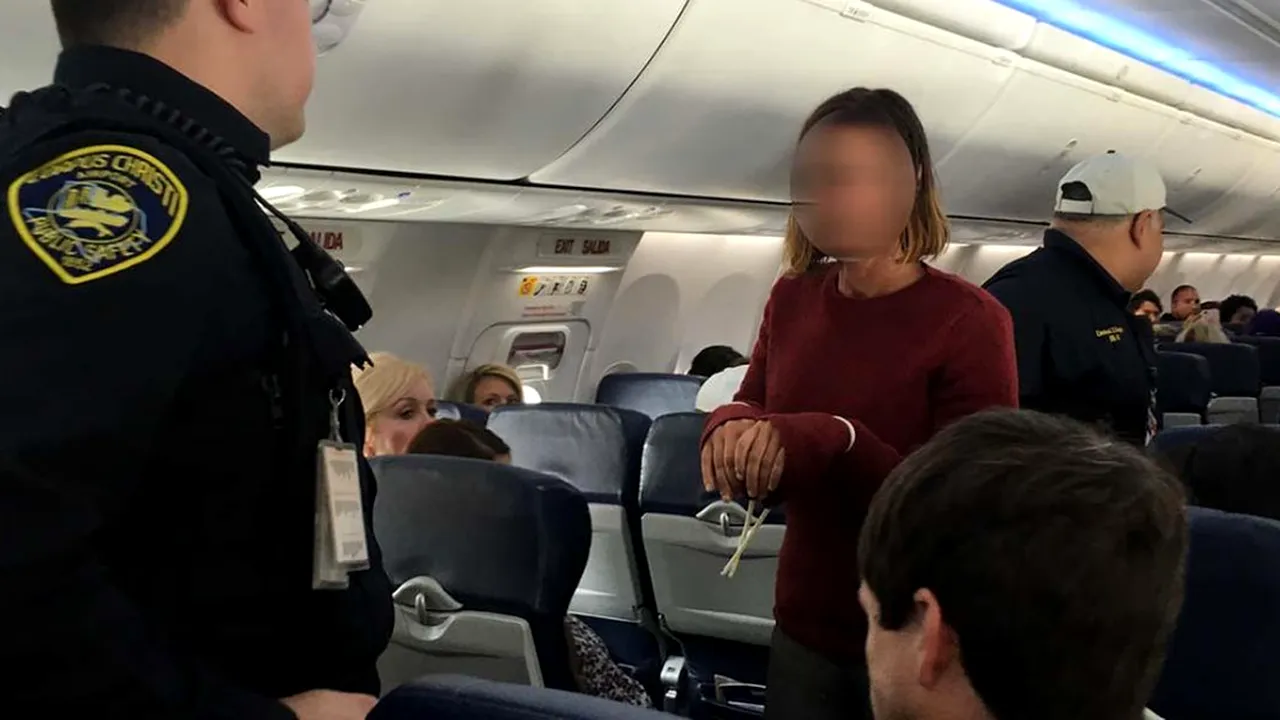Momente de groază pentru pasagerii unui zbor în SUA: o femeie a vrut să deschidă ușa avionului în zbor. Decizie extremă luată de piloți