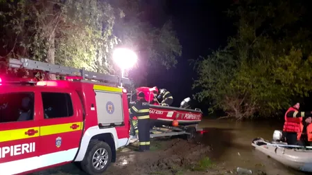 VIDEO | Alertă pe râul Mureș! O barcă în care se aflau 12 persoane s-a răsturnat. Un copil a murit