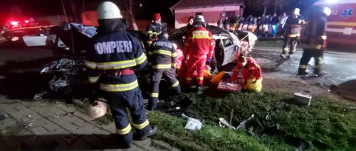 GALERIE FOTO. Grav accident de circulație pe o șosea din Mureș: Pasagerul unei mașini a murit și alți patru oameni au ajuns la spital
