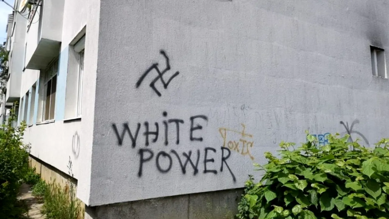 DOSAR PENAL. Zvastica, desenată pe pereţii mai multor blocuri din Cluj-Napoca