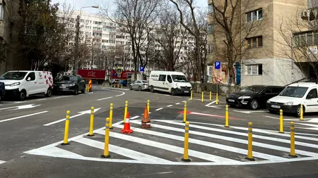 FOTO | De ce montează o primărie din București sute de stâlpișori de plastic în mai multe intersecții