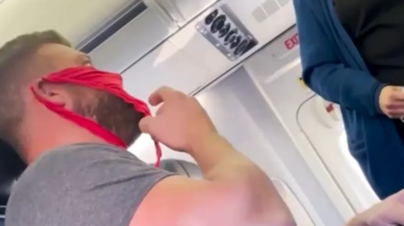Un bărbat din Florida s-a urcat într-un avion, purtând o lenjerie intimă de damă pe față în loc de mască