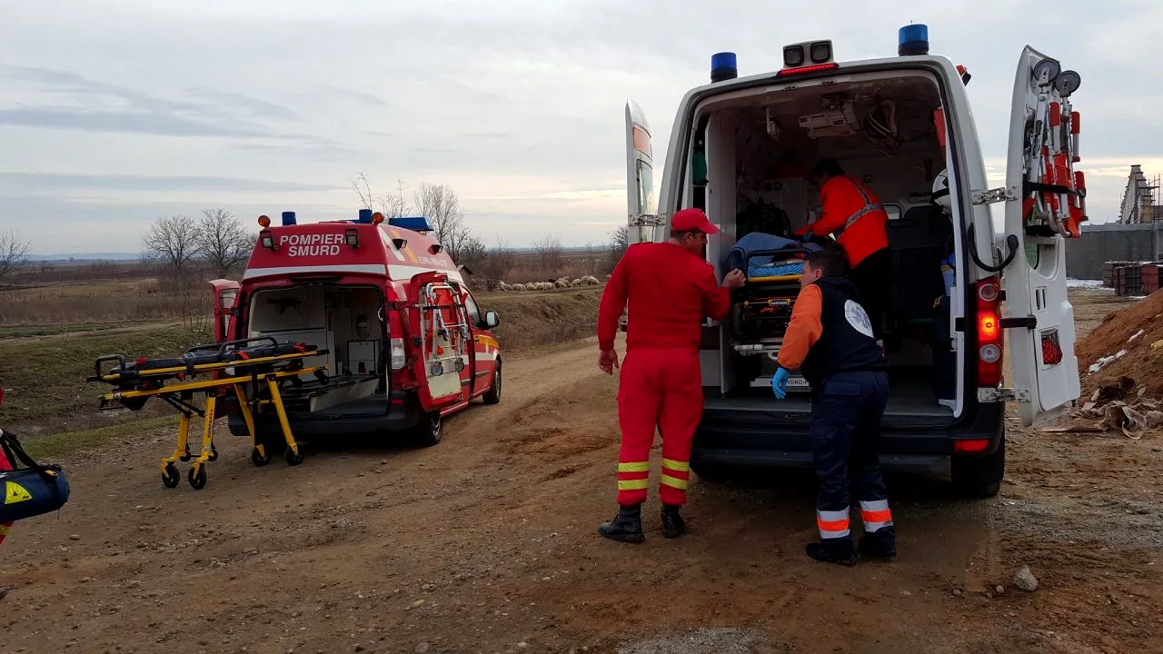 O femeie fără adăpost, în vârstă de 35 de ani, găsită cu răni în zona gâtului lângă un supermarket din Balș. Poliția a reținut un suspect