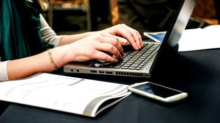 Persoanele de peste 55 de ani, un pericol în mediul online