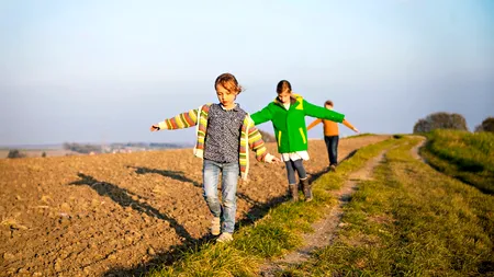 Patru din zece copii români au mame plecate la muncă în afara țării. Cei mai mulți dintre ei își văd părintele doar o singură dată pe an