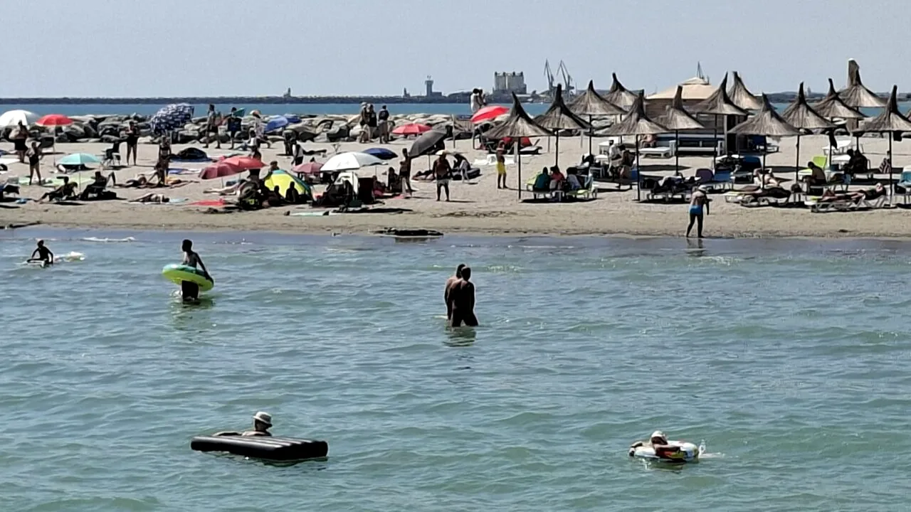 Fetița de 5 ani a unei familii din județul Cluj s-a RĂTĂCIT pe plaja din Saturn. O patrulă de jandarmi a acționat de urgență