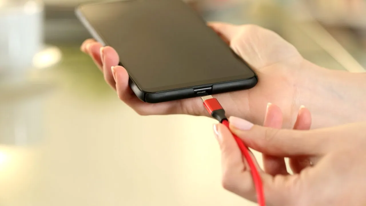 De ce nu e bine să-ți încarci telefonul până la 100%. Greșeala zilnică ce scurtează viața BATERIEI