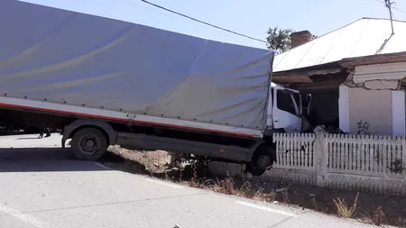 Accident grav în Dolj: Fetiță de doar 7 ani, aflată în cabina unui tir care a intrat într-o casă, rănită. Șoferul a murit - FOTO