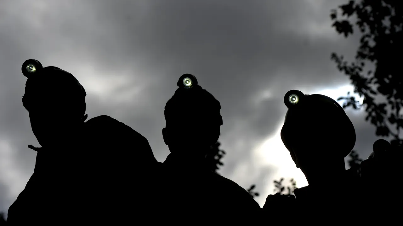 SUTE de mineri din Oltenia, în GREVĂ. Un lucrător a venit cu UN JUG la gât