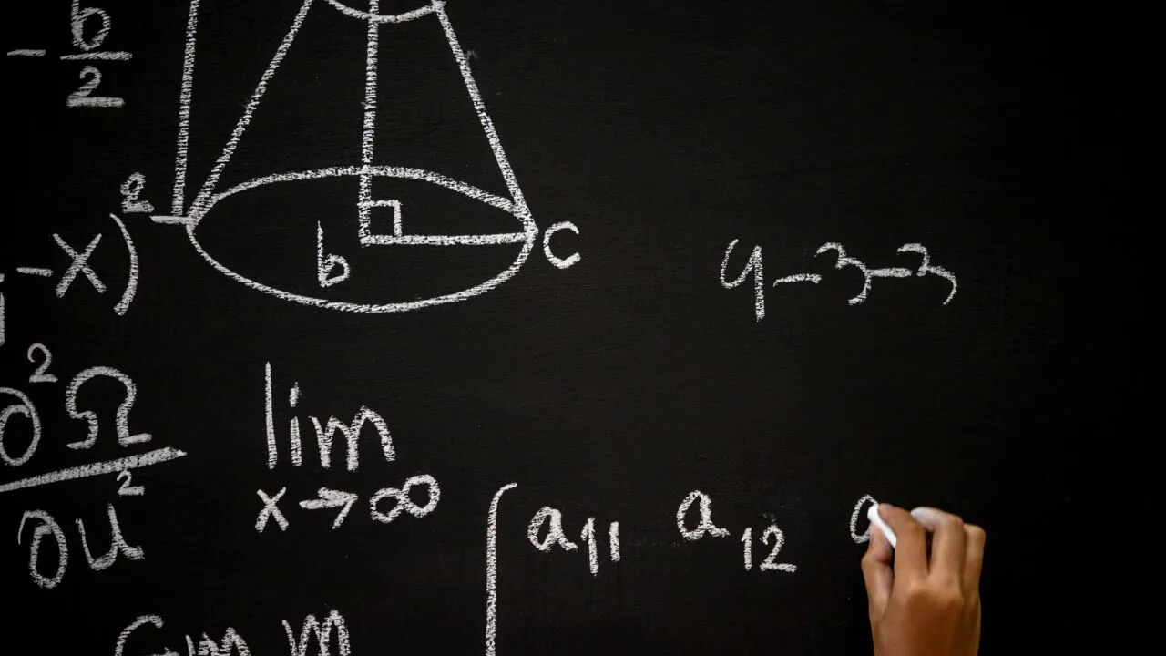 O elevă de numai 17 ani a reușit să rezolve o problemă de matematică nerezolvată timp de 45 de ani. Povestea tinerei care a uimit lumea științifică