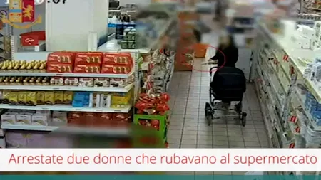 Cu bebelușul la furat de whisky și conserve în Roma. Două românce arestate după ce au îndesat prada în cărucior