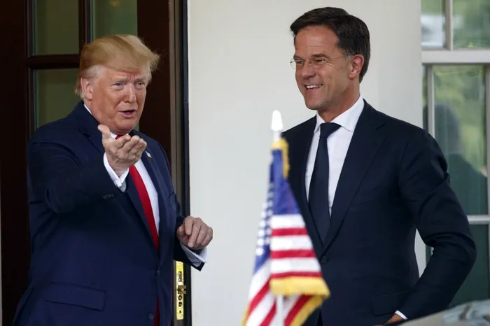 Dacă Donald Trump va câștiga alegerile prezidențiale, va coopera cu noul secretar general al NATO, fostul premier olandez Mark Rutte. Trump susține că fiecare stat membru NATO trebuie să plătească 2% pentru apărare. În caz contrar, SUA nu le vor apăra în fața unui posibil atac inamic. Sursa Foto: Profimedia 