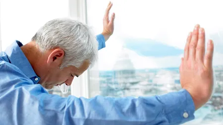 Bărbatul din Bârlad infectat cu Omicron nu este lăsat de vecini să deschidă ușa sau fereastra. Le e teamă că virusul „iese pe geam”