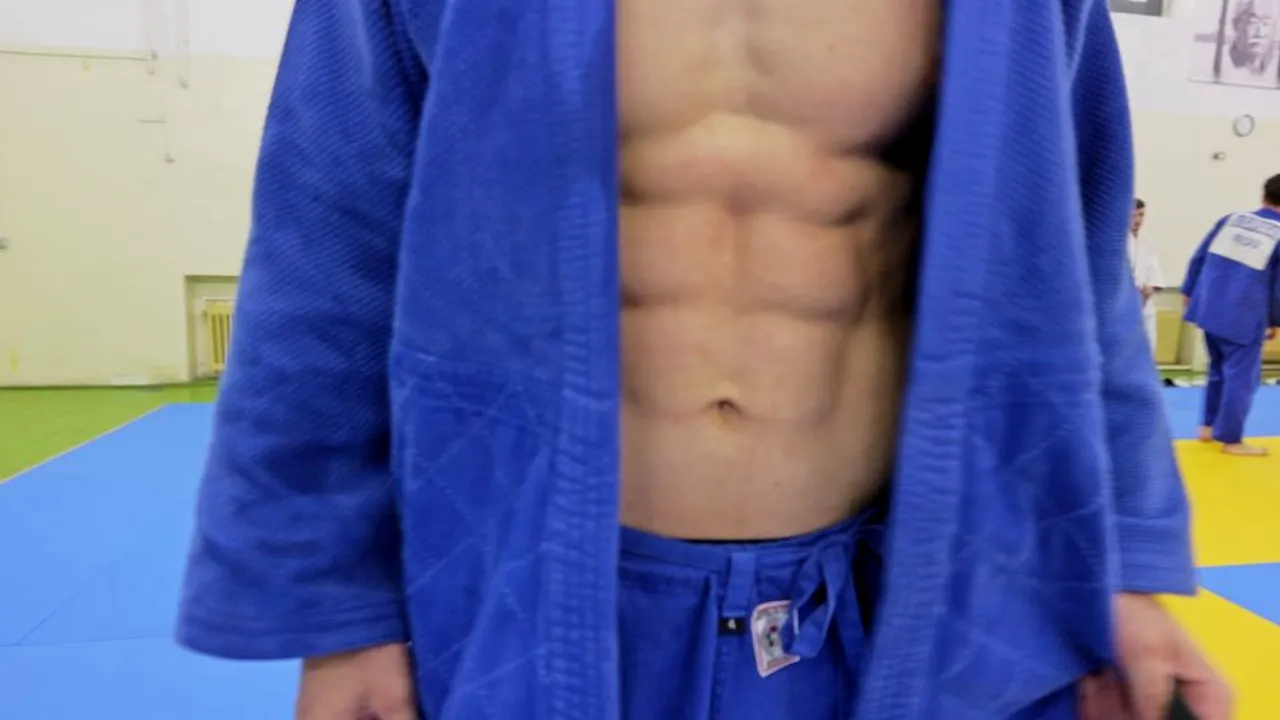 Cristiano Ronaldo are concurență! Un JUDOKA român „îl bate” la abdomen