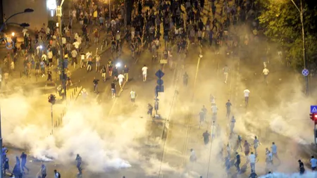 Românii au ieșit din nou să protesteze în Piața Victoriei, la patru ani de la violențele jandarmilor din 10 august. Nicio pedeapsă pentru cei care au comandat agresiunea