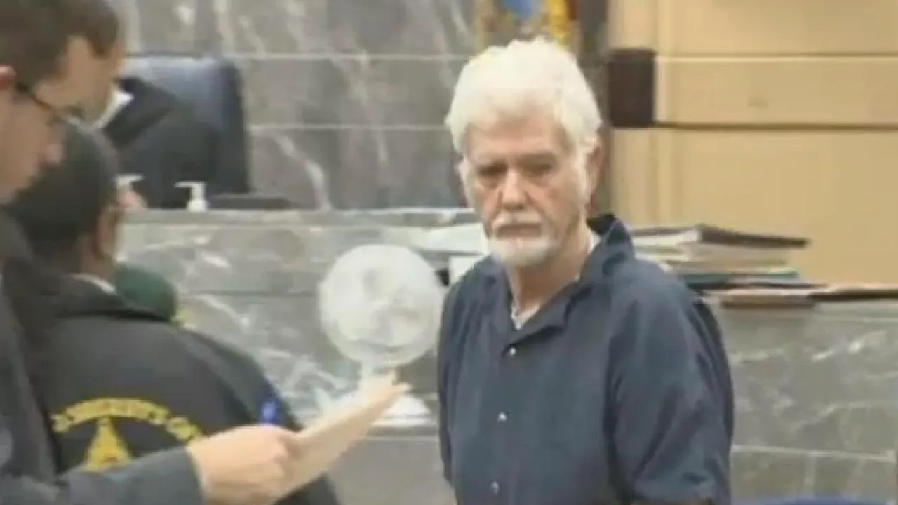 GALERIE FOTO. Un bătrân de 82 de ani a fost condamnat la trei ani de închisoare după ce câinele său a ucis o pisică