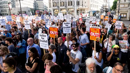 Theresa May, încercări disperate să potolească furia publică, stârnită în urma incendiului din Londra
