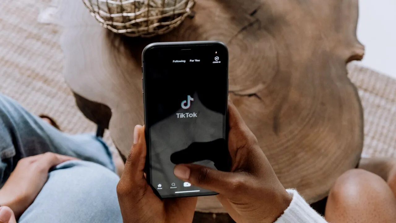 Provocarea periculoasă de pe TikTok. Două tinere s-au ales cu dosar penal