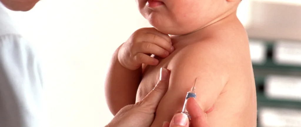 Cum a ajuns să fie distribuit în cabinetele pediatrilor un vaccin obligatoriu pentru bebeluși, cu prospect și ambalaj în rusă