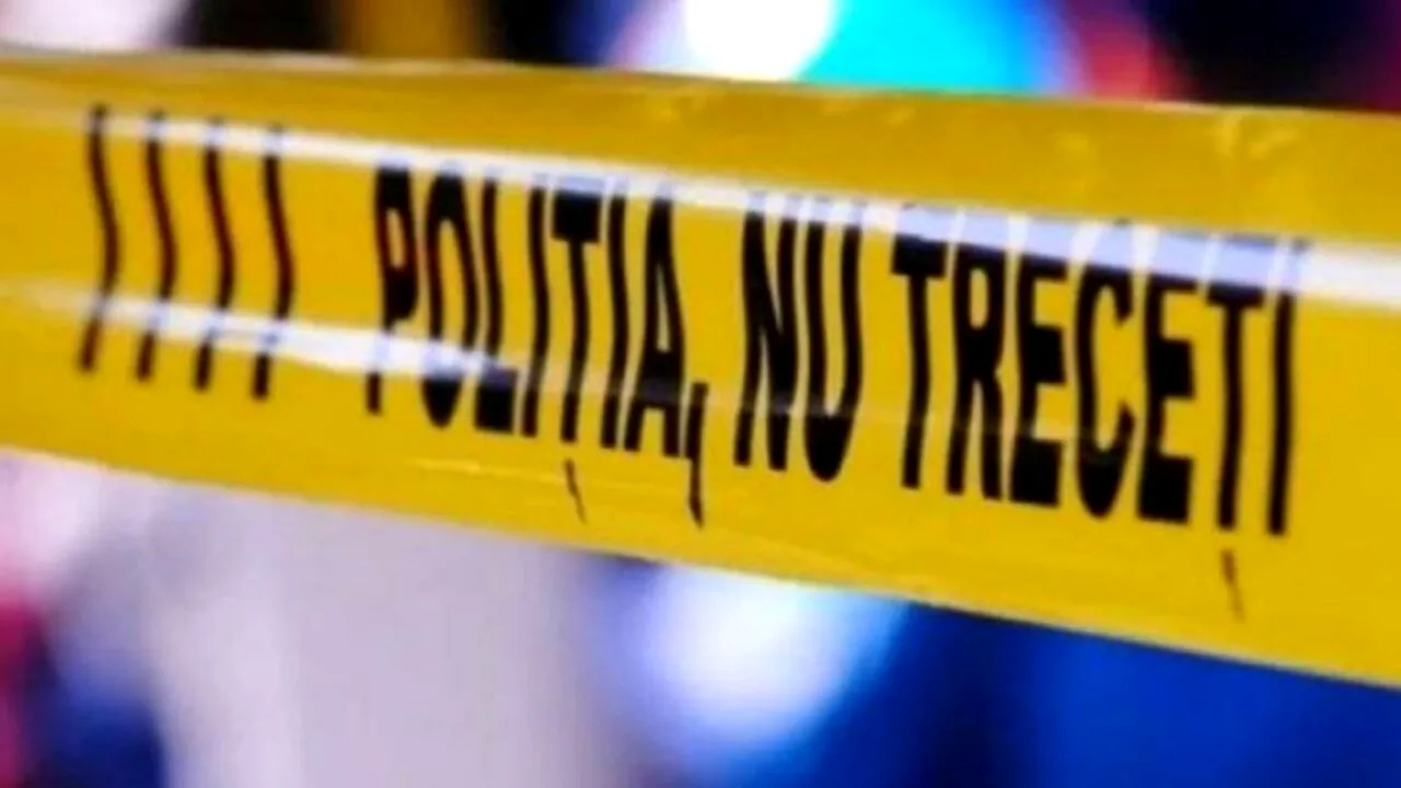 ACCIDENT teribil pe DN 10. Pieton lovit de o mașină, trafic blocat / Șofer mort după ce s-a răsturnat cu un camion încărcat cu lemne