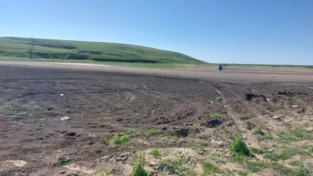 Lacul care se întindea pe o suprafață de 15 hectare a dispărut din cauza secetei. Oamenii din zonă sunt DISPERAȚI: 