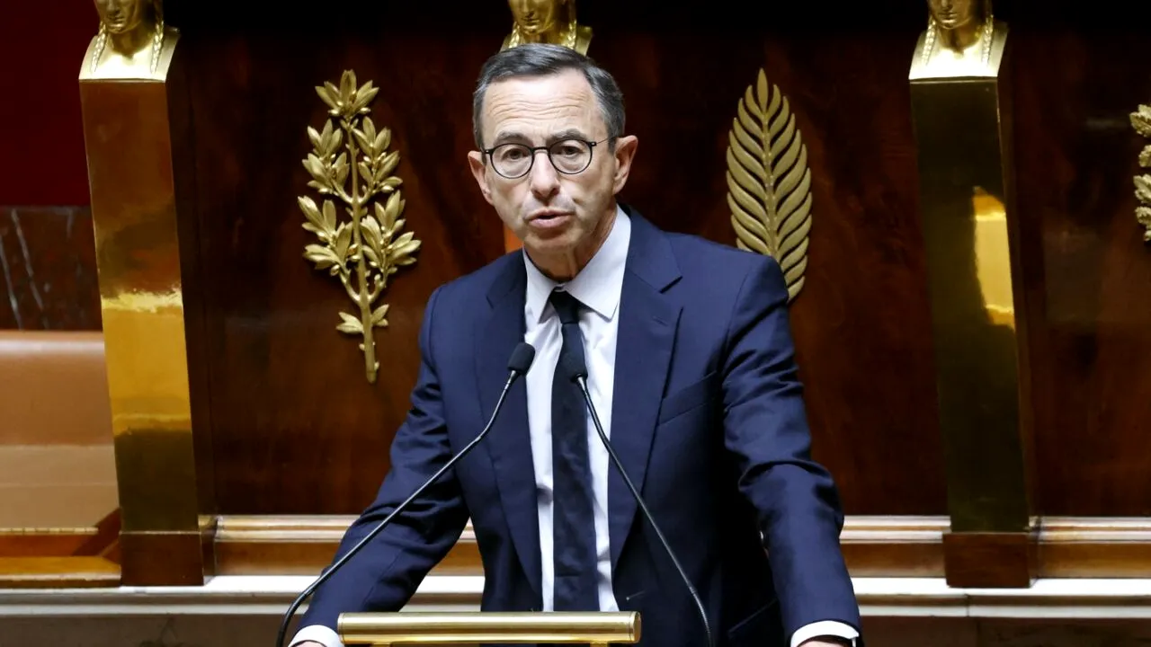 Franța: Ministrul de Interne anunță INTERZICEREA mai multor grupuri de activiști de la marginile spectrului politic