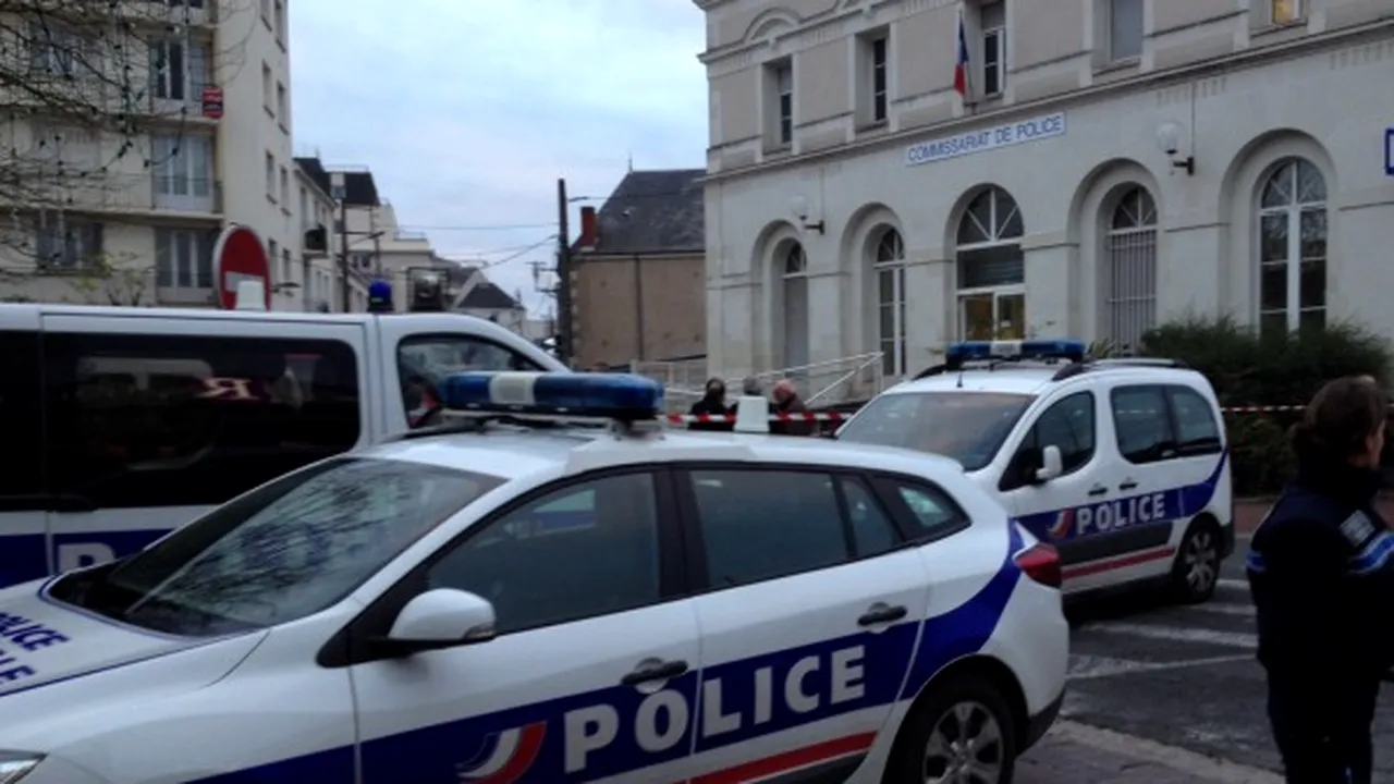 Polițiștii francezi au arestat un român prins la furat. Ce s-a întâmplat câteva minute mai târziu în duba poliției