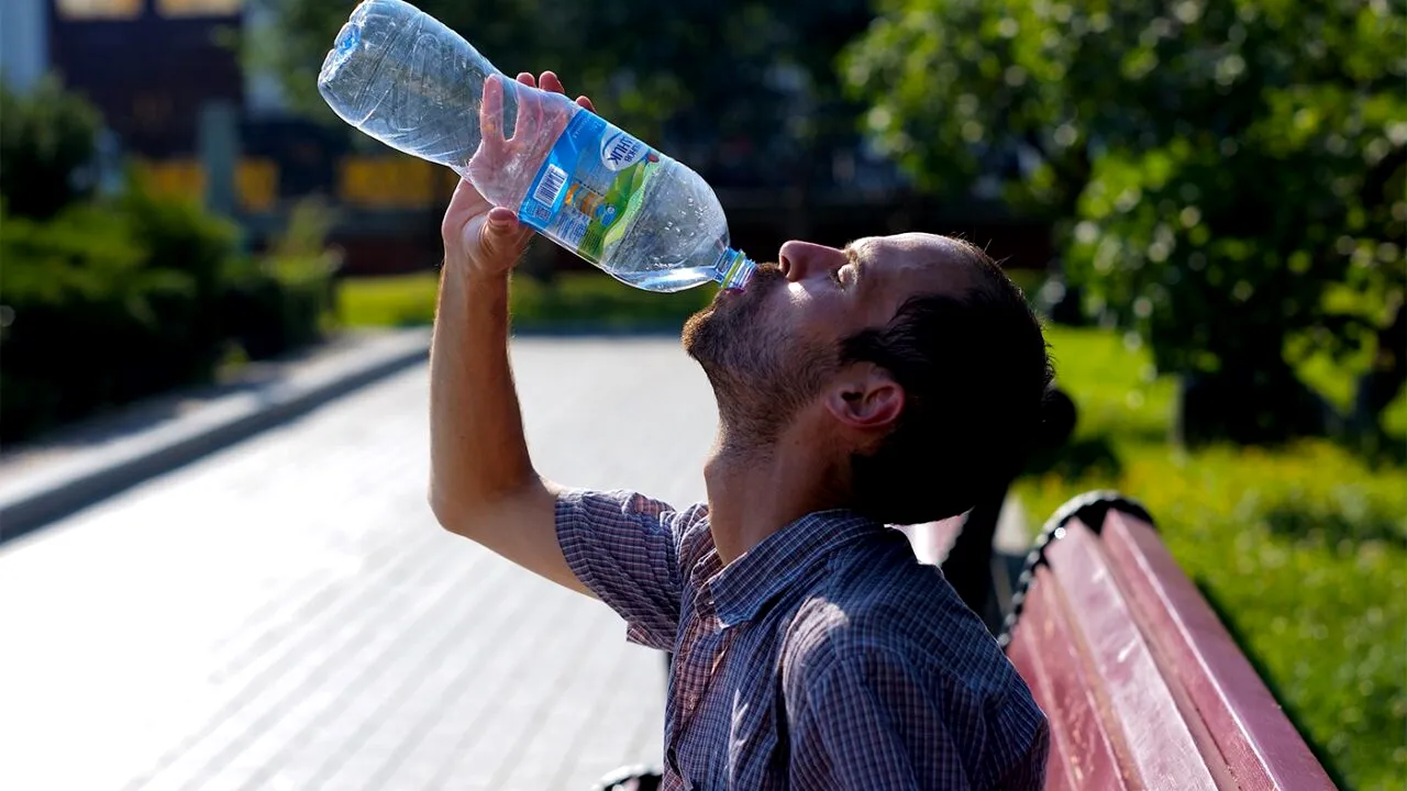 De ce nu mai putem bea apa uitată în mașină, pe CANICULĂ, câteva ore. Dr. Gheorghe Niță dezvăluie la ce pericol ne expunem