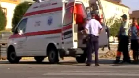 Un muncitor care instala ghirlande de sărbători a murit lovit de un autobuz