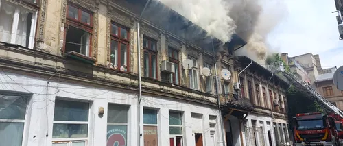 FOTO-VIDEO | Incendiu violent la o casă din centrul Capitalei. Un bărbat imobilizat la pat a fost evacuat
